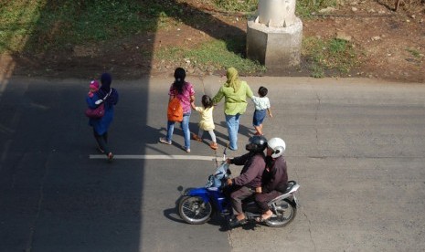 Detail Gambar Orang Orang Menyeberang Jalan Raya Nomer 6