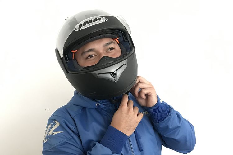 Detail Gambar Orang Pakai Helm Nomer 29