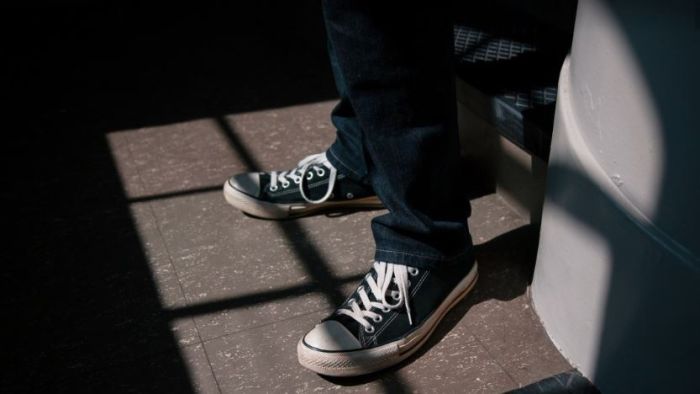 Detail Gambar Orang Pake Sepatu Converse Nomer 13