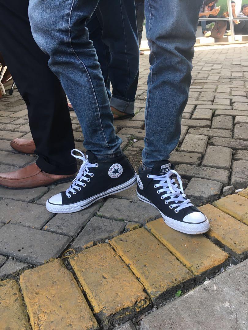 Detail Gambar Orang Pake Sepatu Converse Nomer 25