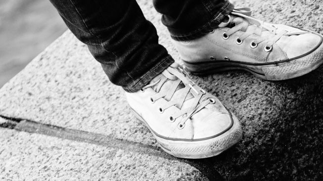 Detail Gambar Orang Pake Sepatu Converse Nomer 27