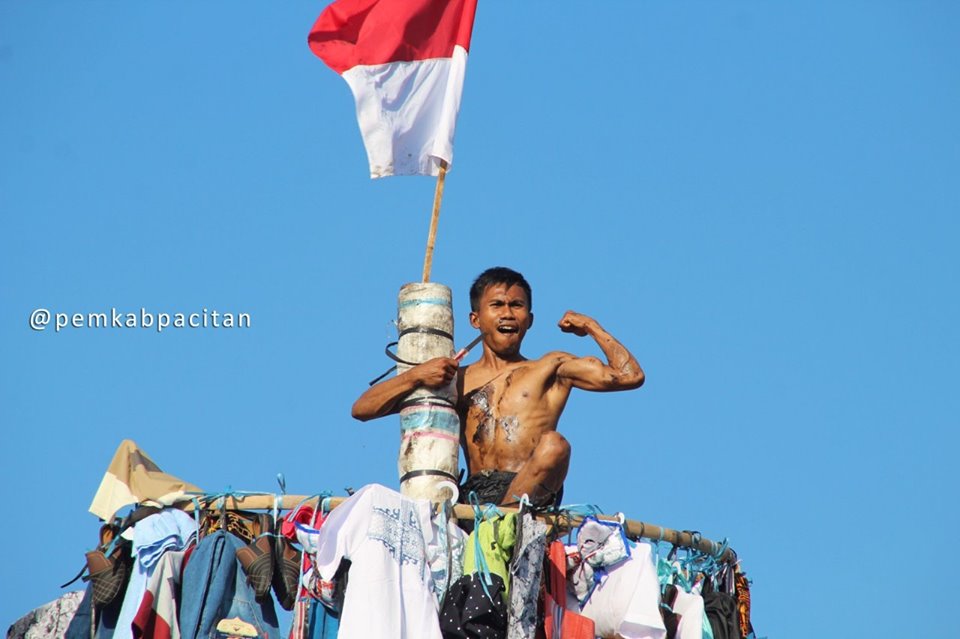 Detail Gambar Orang Panjat Pinang Nomer 23