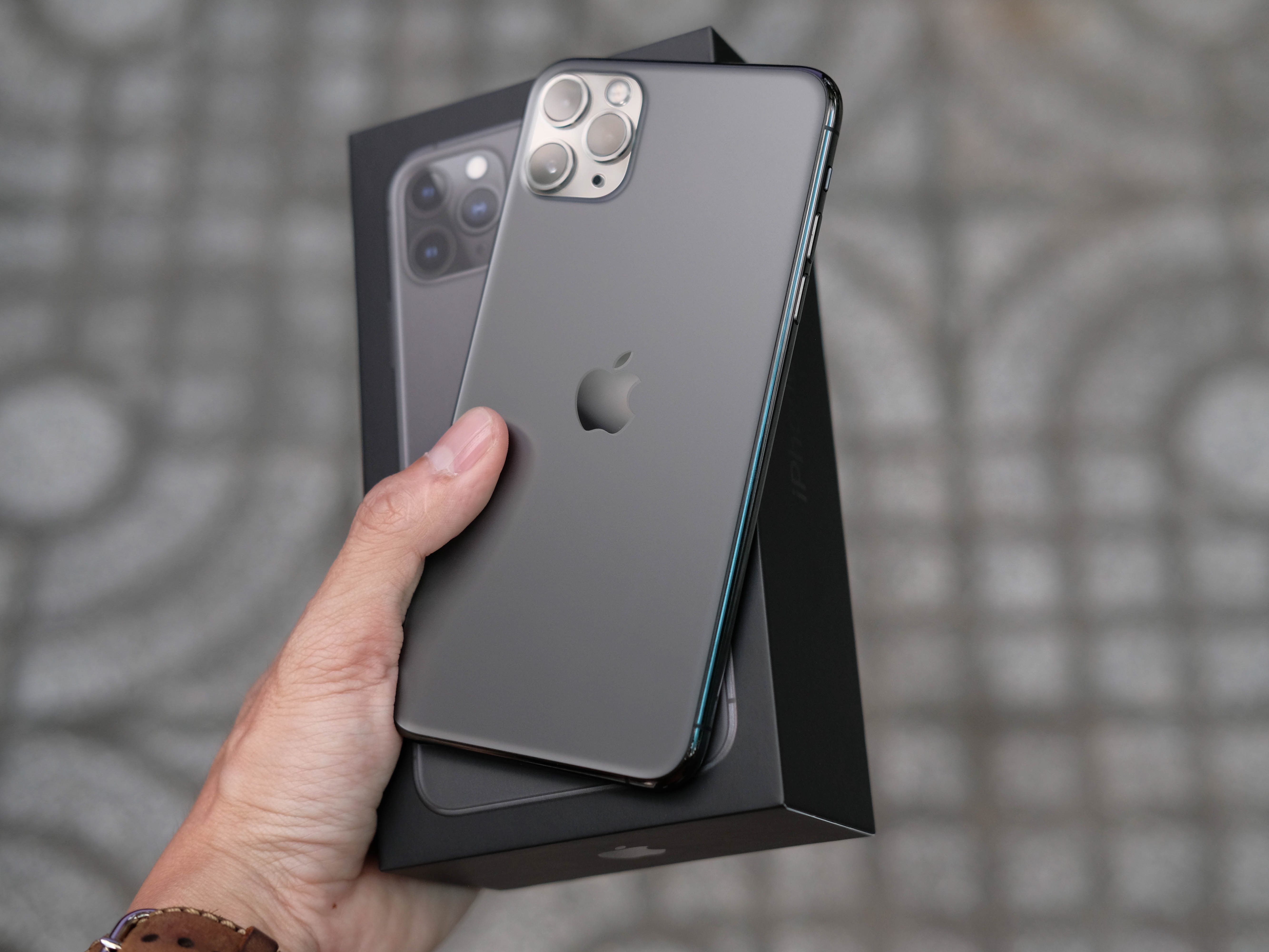 Detail Gambar Orang Pegang Hp Iphone 11 Nomer 2