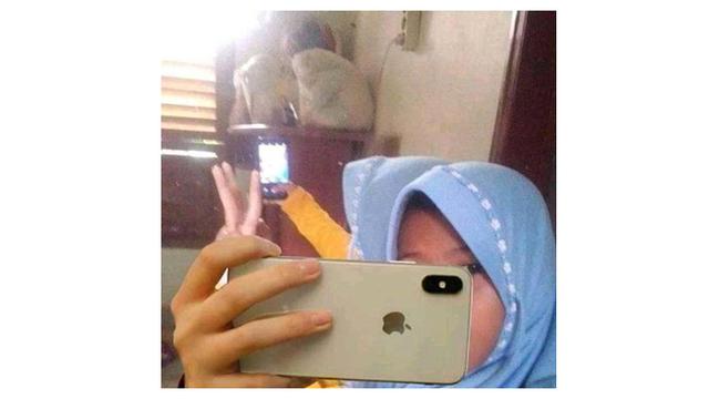 Detail Gambar Orang Pegang Hp Iphone Nomer 34