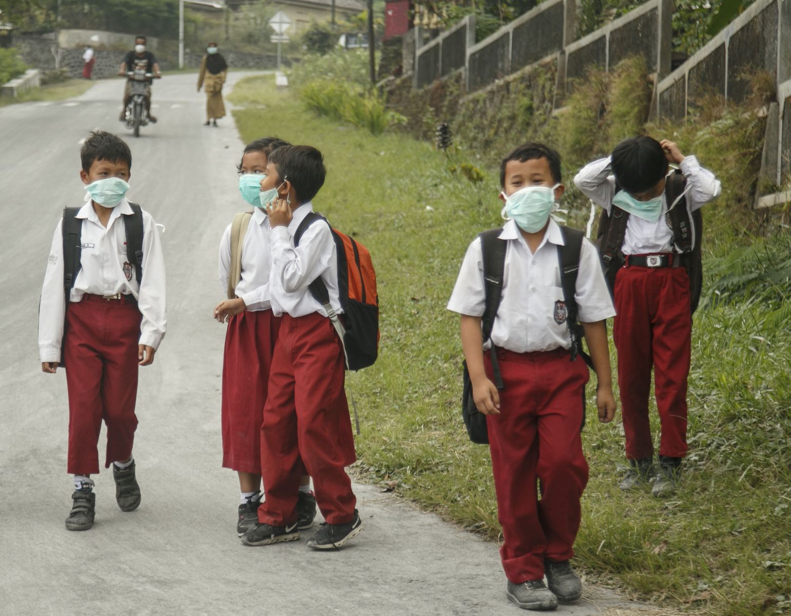 Detail Gambar Orang Pegng Jam Sekolah Nomer 48