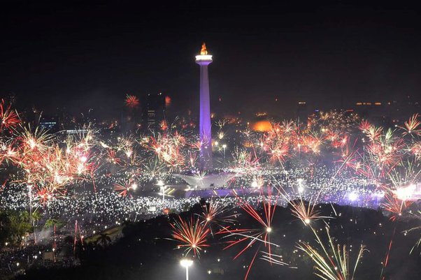 Detail Gambar Orang Pelukan Sambil Liat Petasan Tahun Baru Nomer 38