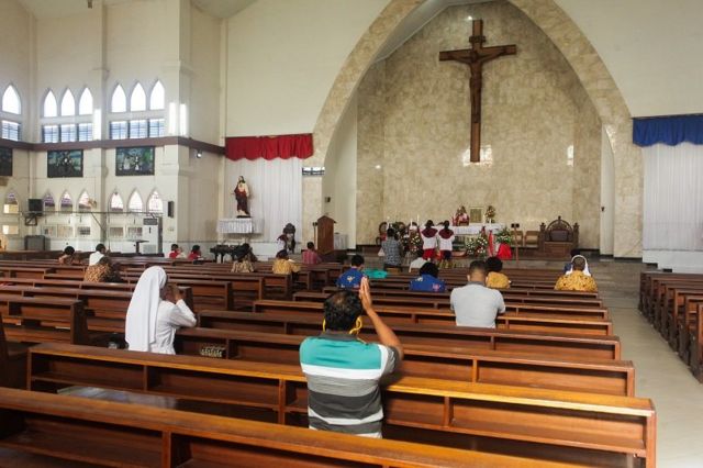 Detail Gambar Orang Pergi Ke Gereja Katedral Nomer 10