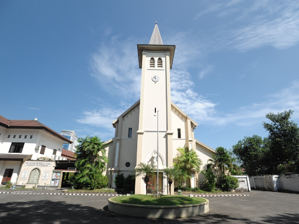 Detail Gambar Orang Pergi Ke Gereja Katedral Nomer 21