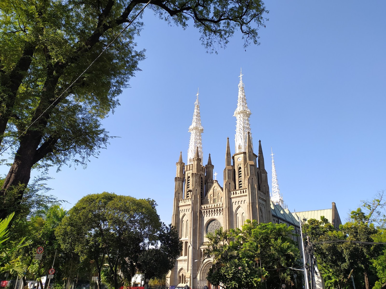 Detail Gambar Orang Pergi Ke Gereja Katedral Nomer 22