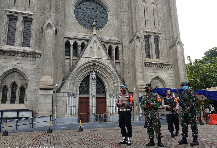 Detail Gambar Orang Pergi Ke Gereja Katedral Nomer 3