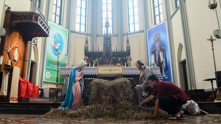 Detail Gambar Orang Pergi Ke Gereja Katedral Nomer 32