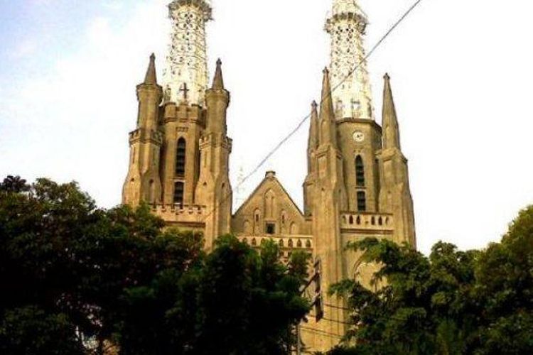 Detail Gambar Orang Pergi Ke Gereja Katedral Nomer 38