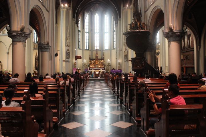 Detail Gambar Orang Pergi Ke Gereja Katedral Nomer 5