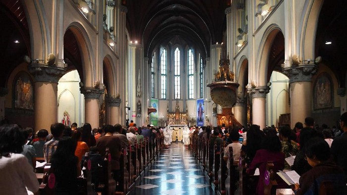 Detail Gambar Orang Pergi Ke Gereja Katedral Nomer 9