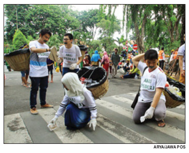 Detail Gambar Orang Pungut Sampah Nomer 10