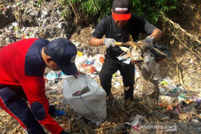 Detail Gambar Orang Pungut Sampah Nomer 3