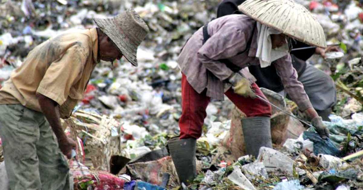 Detail Gambar Orang Pungut Sampah Nomer 40