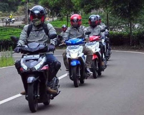 Detail Gambar Orang Saat Berkendara Motor Nomer 3