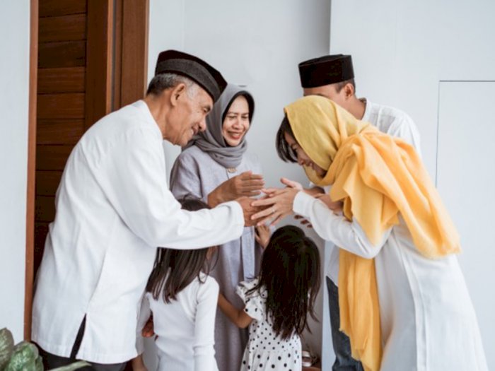 Detail Gambar Orang Salaman Idul Fitri Nomer 13