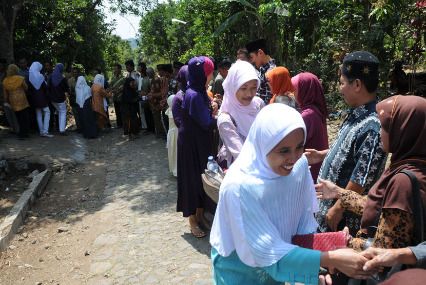 Detail Gambar Orang Salaman Idul Fitri Nomer 24