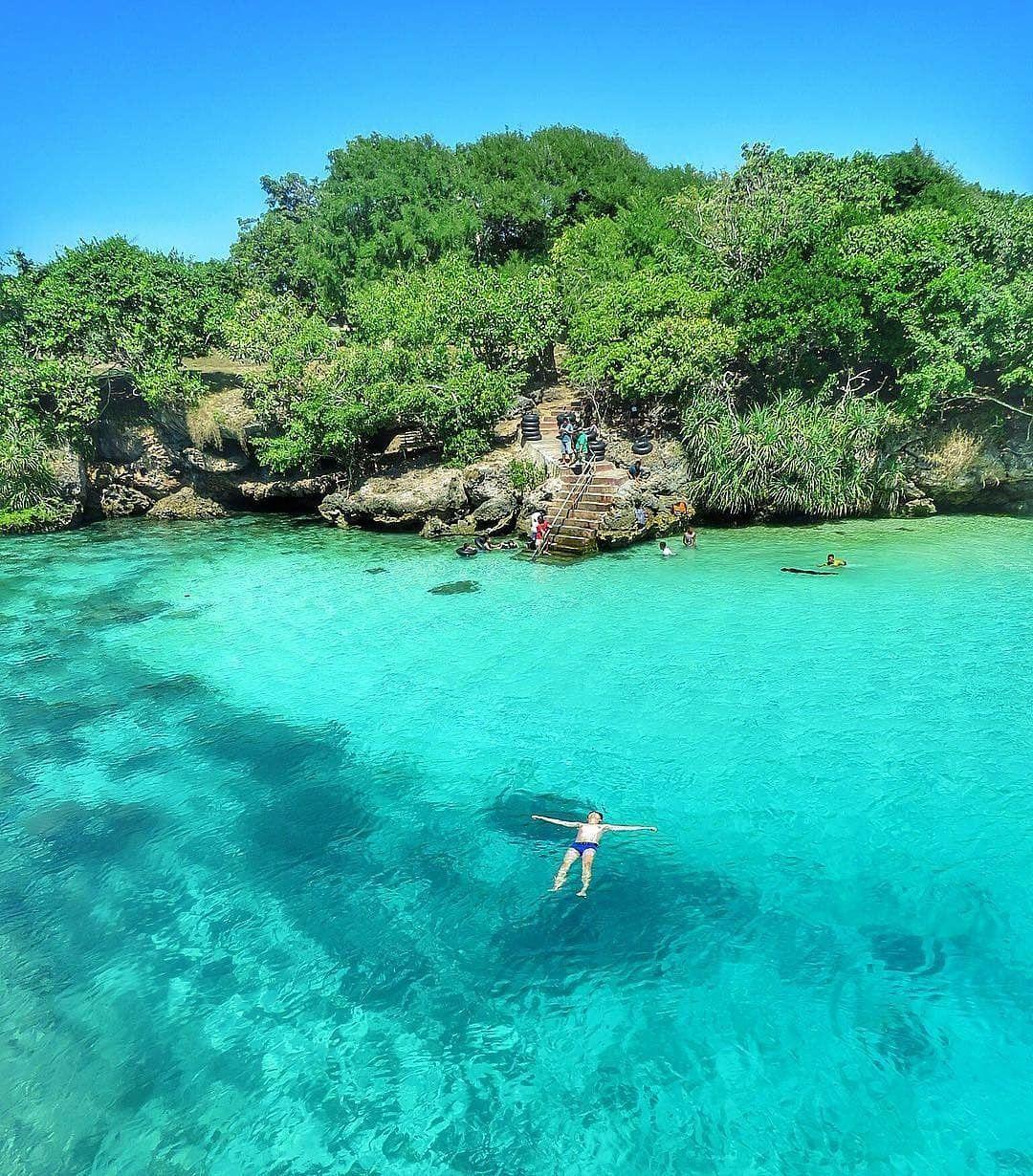 Detail Gambar Orang Santai Berayunan Di Pantai Nomer 34