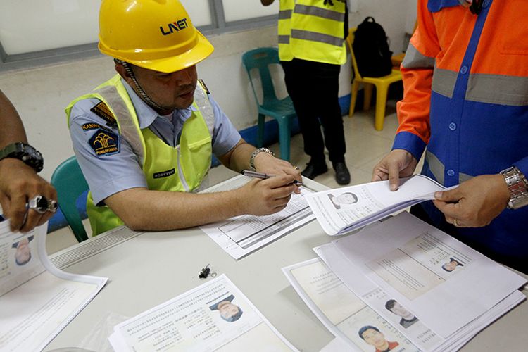 Detail Gambar Orang Sedang Bekerja Nomer 15