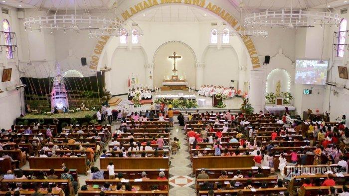 Gambar Orang Sedang Beribadah Di Gereja - KibrisPDR