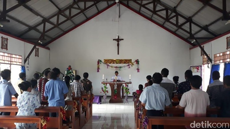 Detail Gambar Orang Sedang Beribadah Di Gereja Koleksi Nomer 9