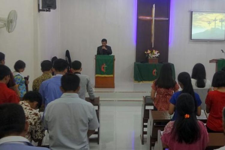 Detail Gambar Orang Sedang Beribadah Di Gereja Nomer 11