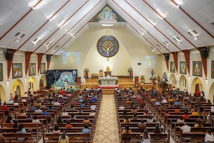 Detail Gambar Orang Sedang Beribadah Di Gereja Nomer 16