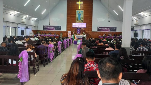 Detail Gambar Orang Sedang Beribadah Di Gereja Nomer 2