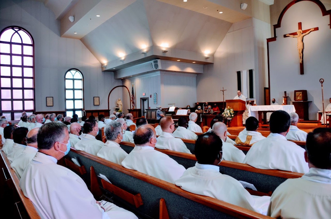 Detail Gambar Orang Sedang Beribadah Di Gereja Nomer 20