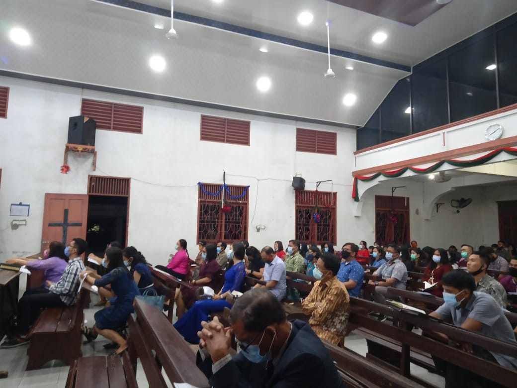 Detail Gambar Orang Sedang Beribadah Di Gereja Nomer 31