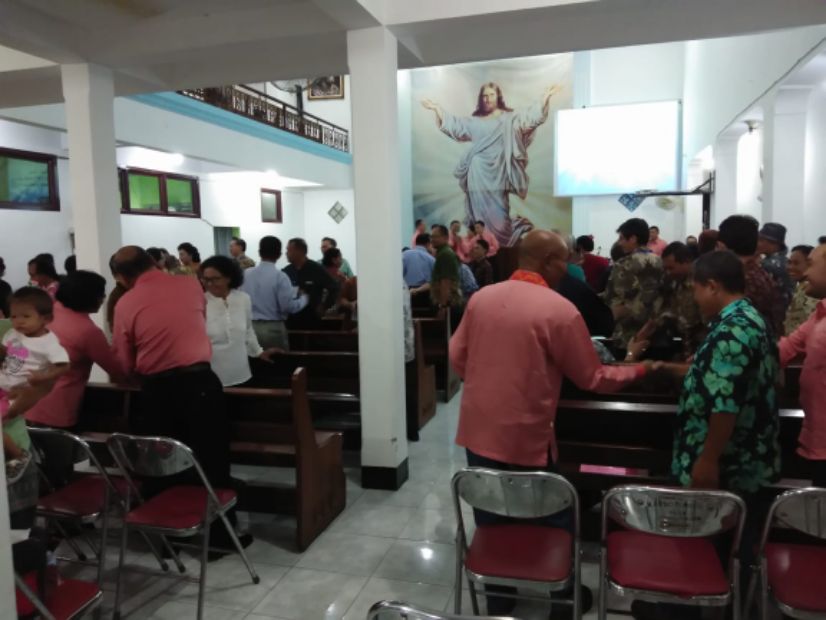 Detail Gambar Orang Sedang Beribadah Di Gereja Nomer 32