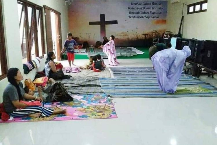 Detail Gambar Orang Sedang Beribadah Di Gereja Nomer 38