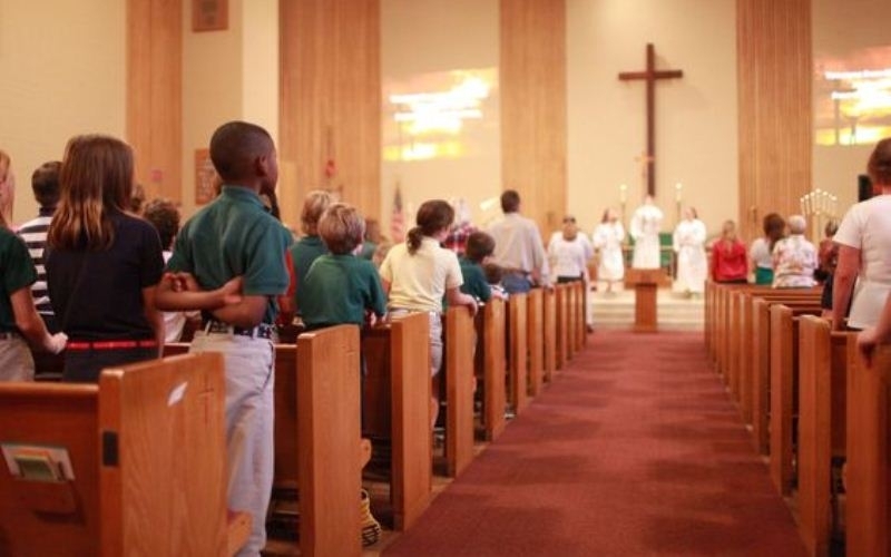 Detail Gambar Orang Sedang Beribadah Di Gereja Nomer 5