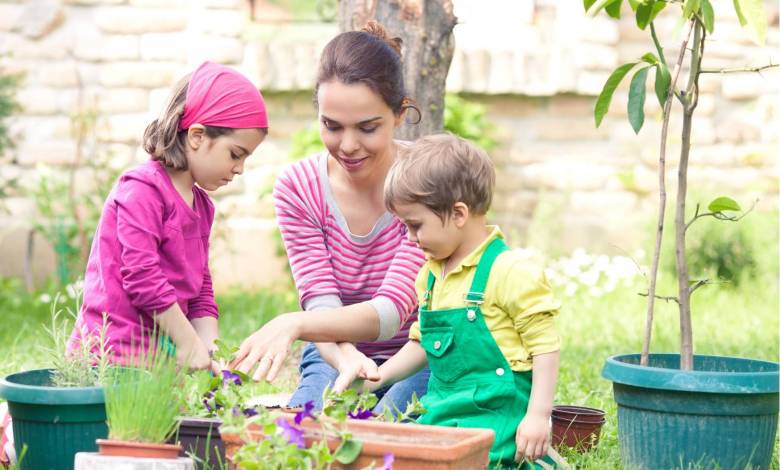 Detail Gambar Orang Sedang Berkebun Nomer 30