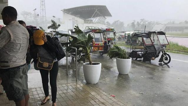 Detail Gambar Orang Sedang Berlindung Nomer 29