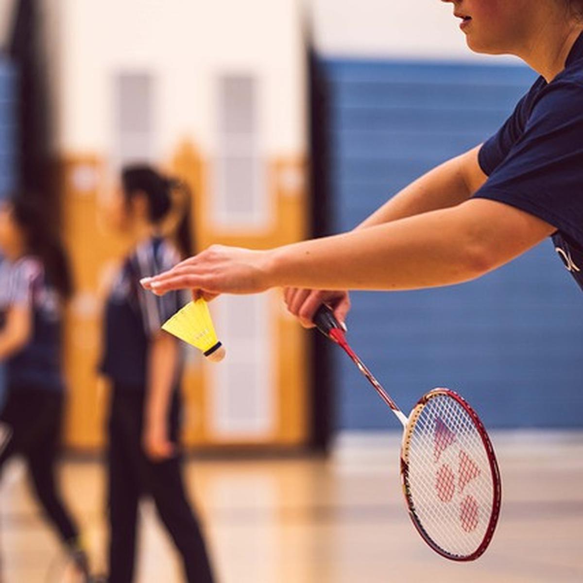 Detail Gambar Orang Sedang Bermain Badminton Nomer 34