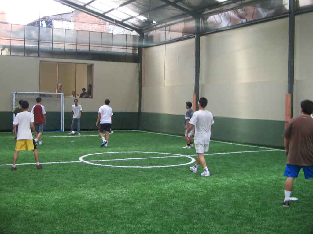 Detail Gambar Orang Sedang Bermain Futsal Nomer 3