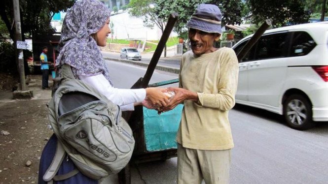 Gambar Orang Sedang Bersedekah - KibrisPDR