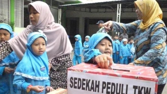 Detail Gambar Orang Sedang Bersedekah Nomer 41