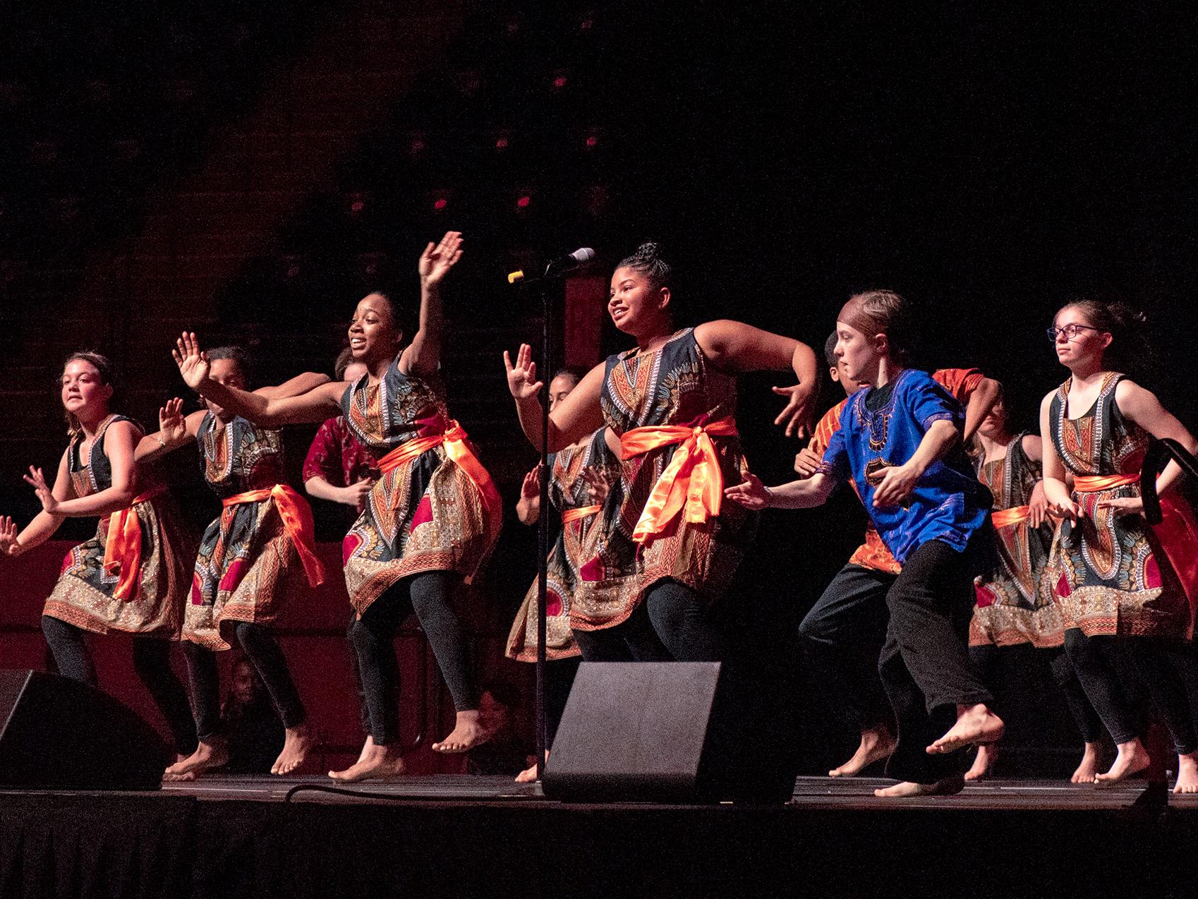 Detail Gambar Orang Sedang Dance Nomer 19