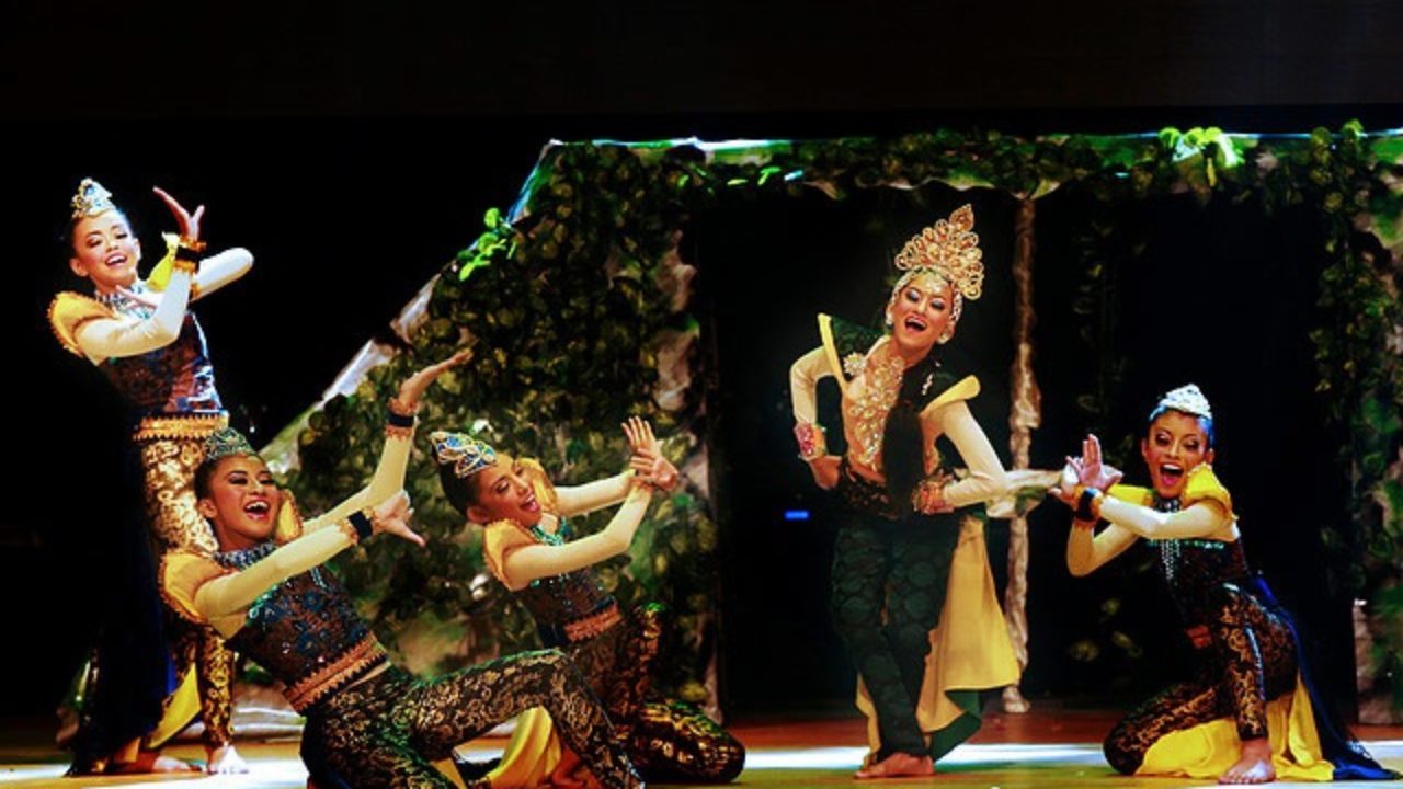 Detail Gambar Orang Sedang Dance Nomer 27