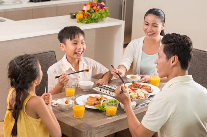 Gambar Orang Sedang Makan Bersama - KibrisPDR