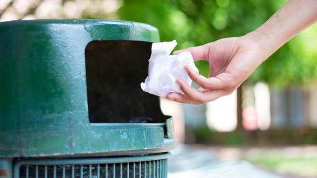 Detail Gambar Orang Sedang Membuang Sampah Nomer 16