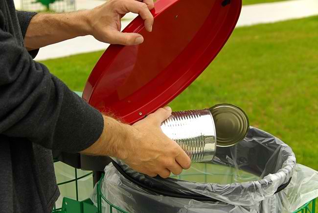 Detail Gambar Orang Sedang Membuang Sampah Nomer 45