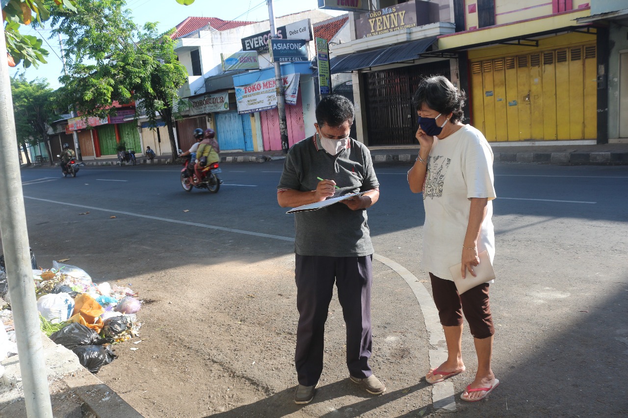 Detail Gambar Orang Sedang Membuang Sampah Nomer 48