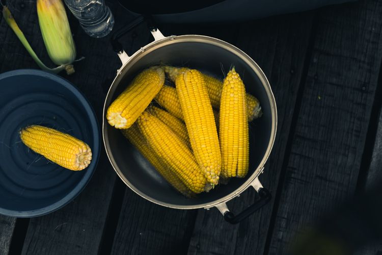 Detail Gambar Orang Sedang Memipil Jagung Nomer 27