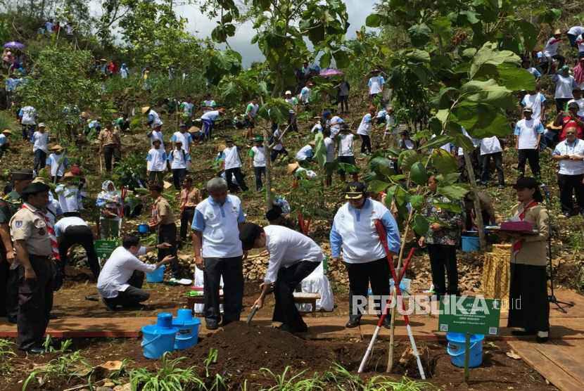 Detail Gambar Orang Sedang Menanam Pohon Nomer 30